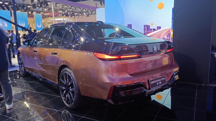 零百3.7秒，宝马i7 M70L是本届车展最强大的电动车？