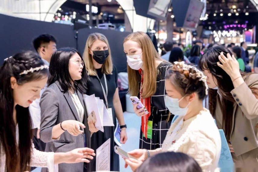 我在上海车展，看到了一场精心准备的女性叙事