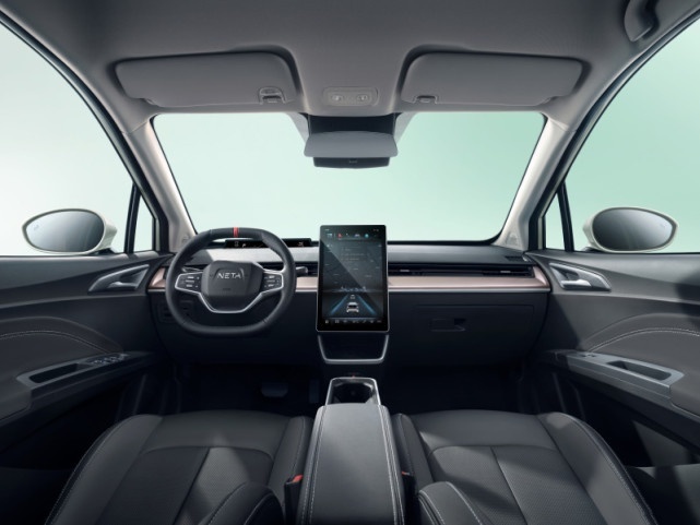 7万多能买到的纯电小型SUV，有哪些配置？让哪吒V告诉你