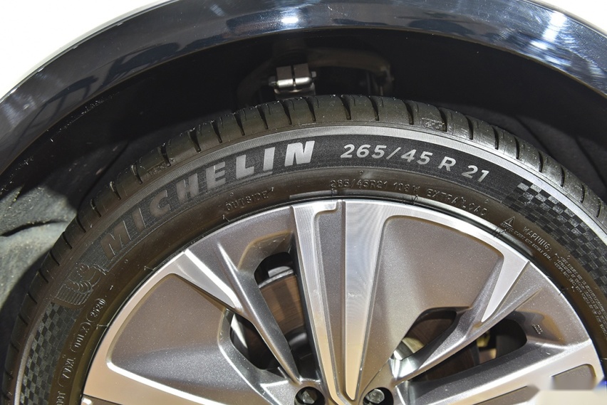 入门50.98万依旧有人觉得便宜的，也就只有这红旗全新SUV