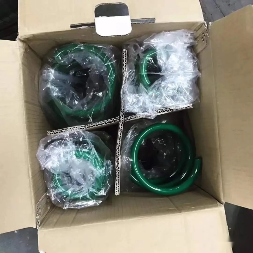 姿态风两厢马自达昂克赛拉，趴在地上的