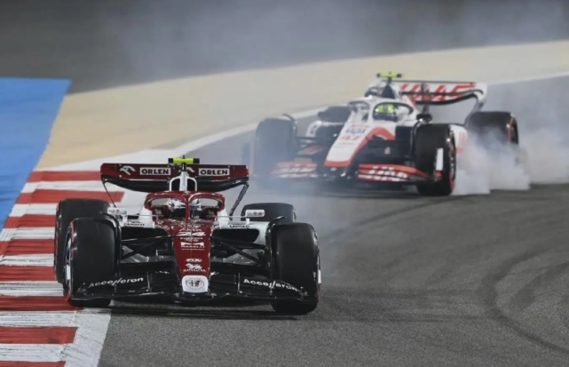 创造历史，中国首位F1车手周冠宇正赛首秀，拿下历史第一分