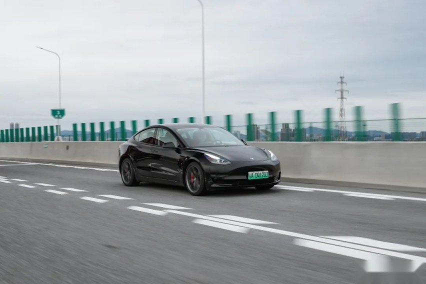 试驾特斯拉Model 3高性能版,比钢炮们滑溜的线性最让人欲罢不能