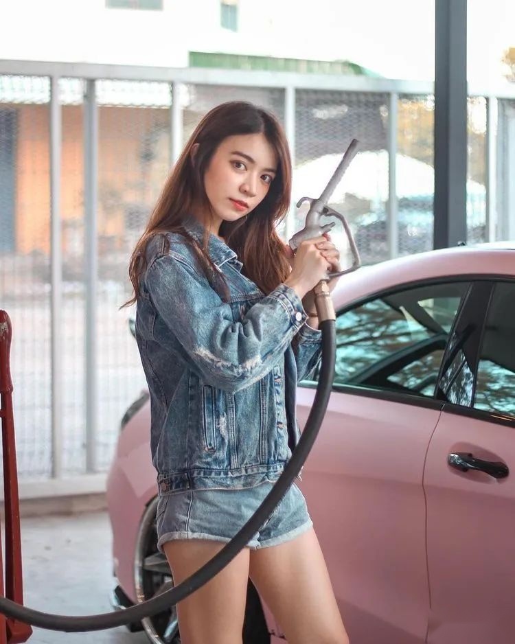 宽体+防滚架的粉色奔驰CLA，妥妥的自带美女上车功能