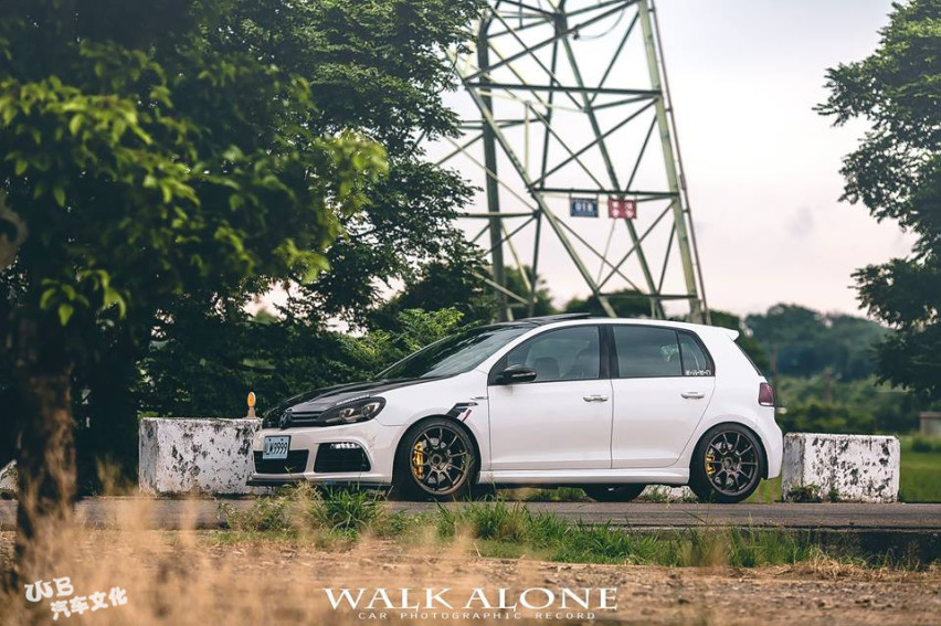 乡间小路中的一台钢炮高尔夫6 GTI