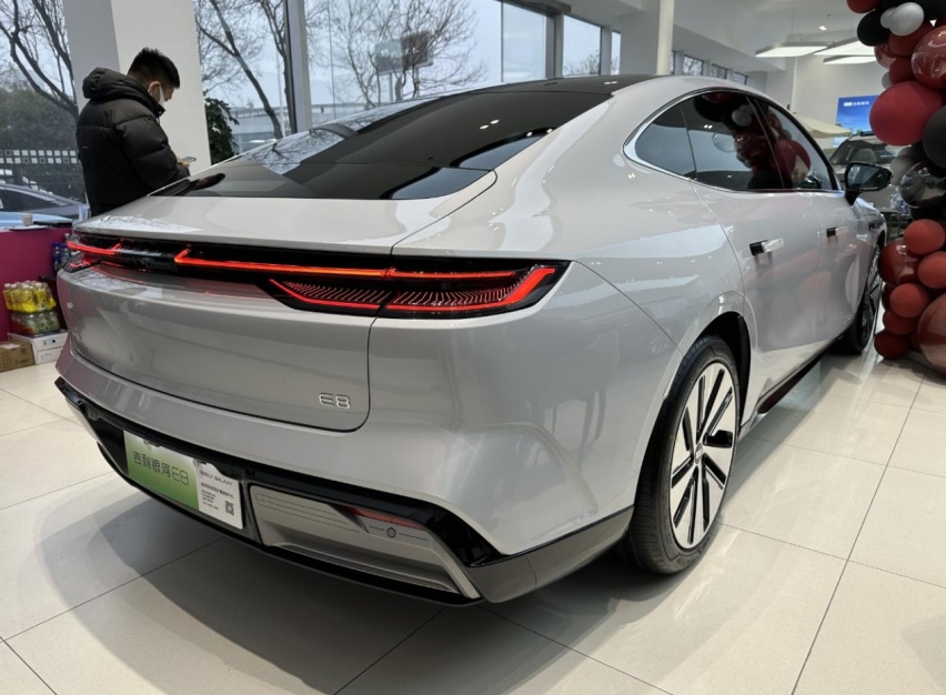 2024款银河E8，MEMS固态激光雷达，8295芯片，自带无人机