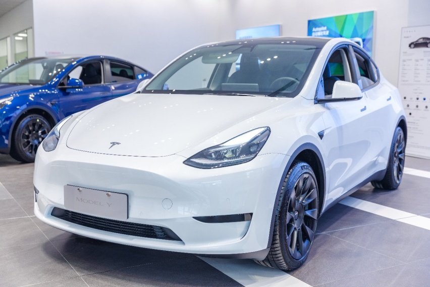 特斯拉Model X Plaid空降，人形机器人惊喜登场