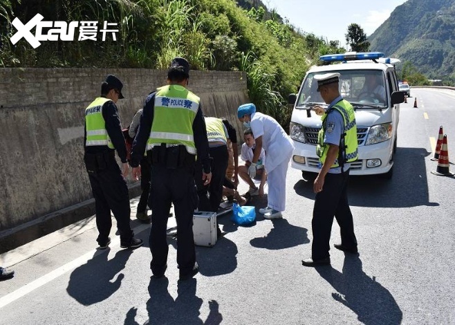 高速路上发生事故，第一时间要怎么做？