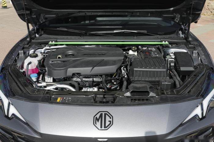 年轻人首选中型车，名爵全新MG7搭载2.0T+261马力，实力如何？