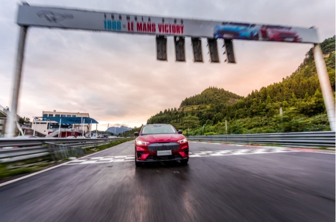试驾福特Mustang Mach-E：和大排量自吸车开起来没区别！