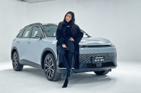 小姐姐体验北京汽车魔方 电子后视镜十分抢眼，科技配置成焦点！