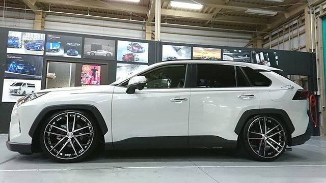 广州车展看到全新一代丰田RAV4不知道怎么改？Rowen外观