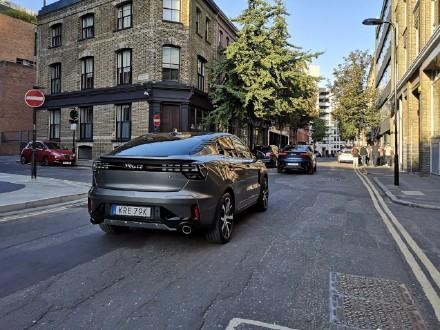 领克05实车上路，轿跑车身，点状尾灯，改进不小