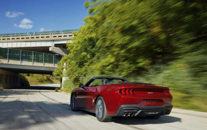 最后一代V8发动机车型，内饰增加数字化装扮，全新福特Mustang