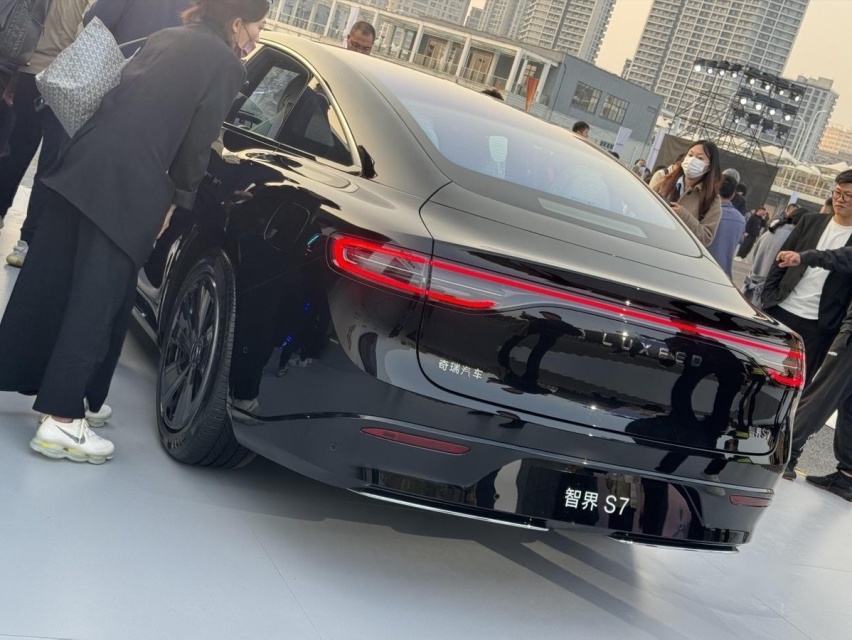 24.98万起！“含华量”最高的智界S7，技术水平“遥遥领先”？