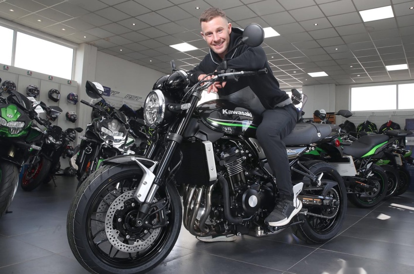 世界冠军的第一台合法上路摩托车，Rea入手川崎Z900RS