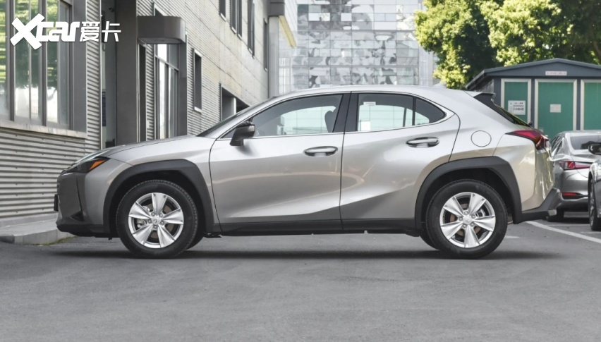 原价26万多的雷克萨斯混动suv,现最低已跌至18万多,能