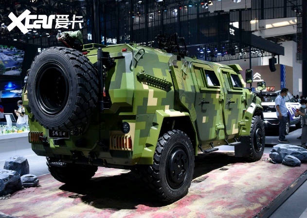 东风猛士装甲车现身重38吨造型霸道凯雷德只能靠边站