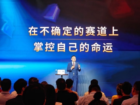 普通人如何“与时代同行”？红旗x得到给予我们启发