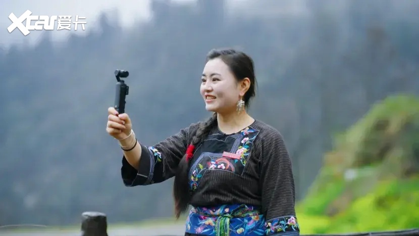 她的山路，她的光芒：十八洞村的苗族姑娘