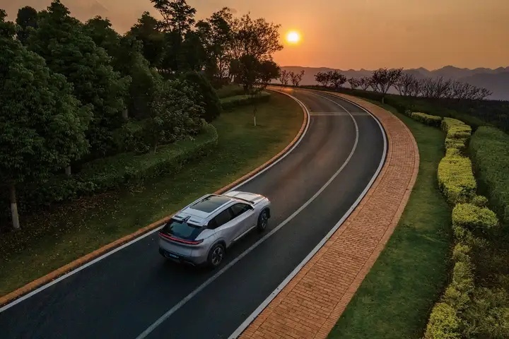 东风风神L7马赫电混PHREV技术加持，挑战2000km续航神话！