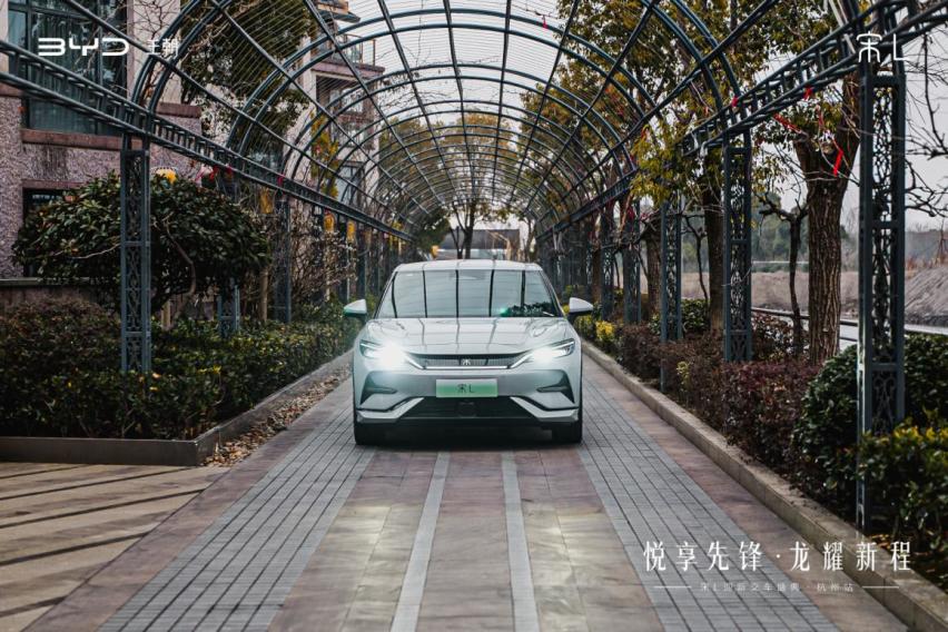 比亚迪宋L杭州首批车主交车仪式在杭州水博园举行