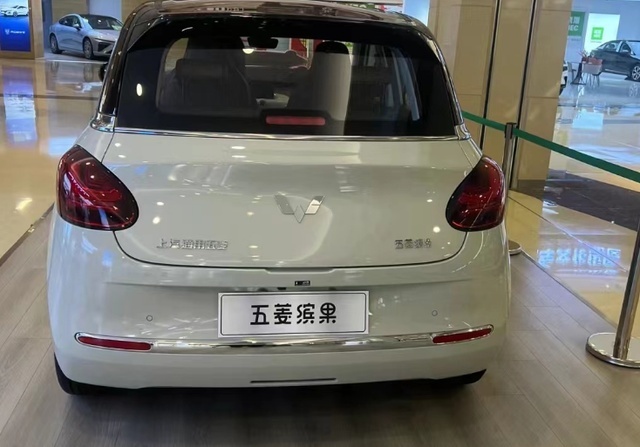 新款五菱缤果实车曝光，新增ESC+自动驻车，外观造型复古，配置高