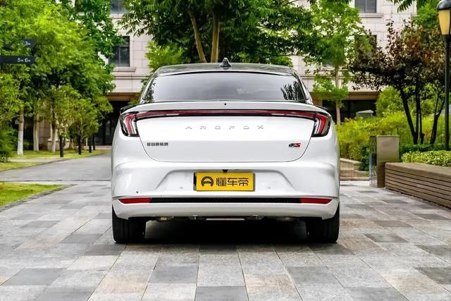 近看像轿车，视野像SUV，性能像跑车？它就是极狐阿尔法S