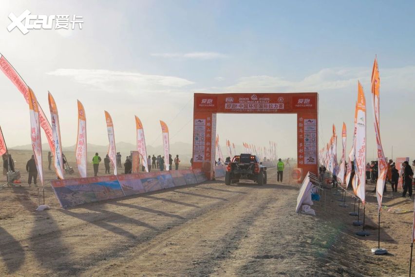 风沙中的短兵相接！2026爱跑·中国环塔国际拉力赛SS4转战和硕金沙滩