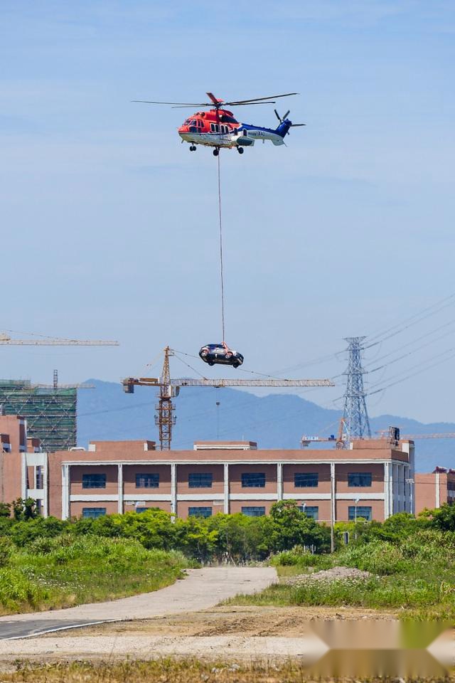 知道你们吃鸡的空投不好抢，一汽奔腾直接用X40来个现实版空投