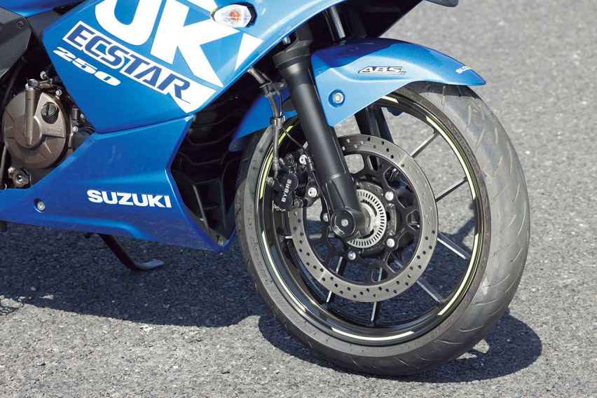 铃木Gixxer SF250街跑摩托，最大26马力，车身更轻操控更好
