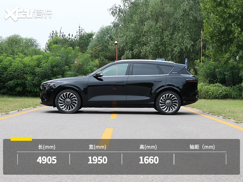 车身尺寸方面,岚图free的长/宽/高分别为4905mm/1950mm/1660mm,轴距为