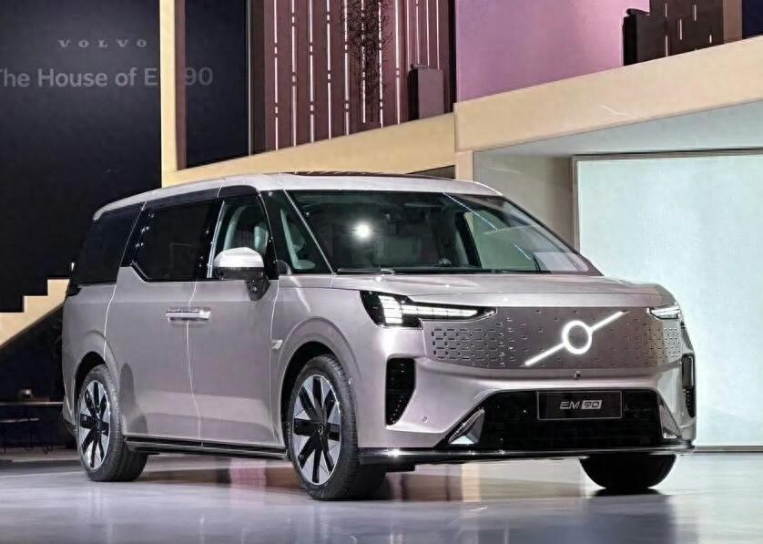 豪华移动客厅！续航738km，沃尔沃纯电MPV EM90售81.8万元