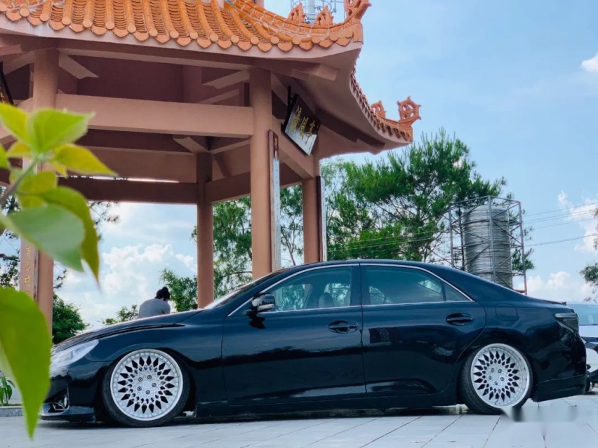 低趴姿态风的丰田锐志，换轮毂如同换鞋一样平常