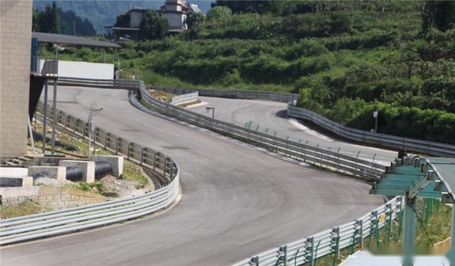 能上赛道的除了超跑，还有比亚迪宋Pro，圈速堪比百万性能车