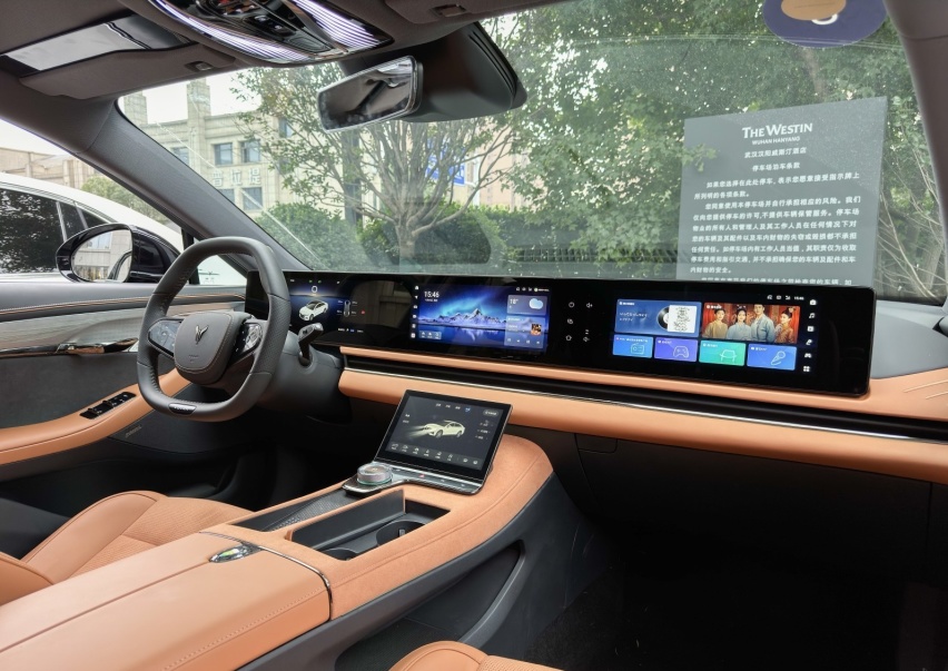 全新中大型插混家轿！标配36.9英寸贯穿屏，车长超5米续航1260Km