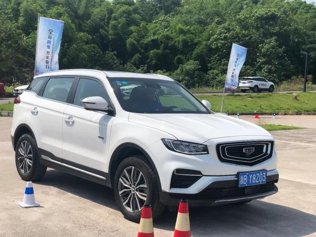 试驾博越PRO:搭载保时捷、路虎同款四驱,性能表现优异