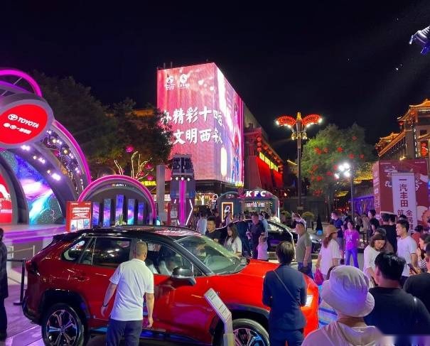 亚洲狮与RAV4荣放双擎E+闪耀网红西安