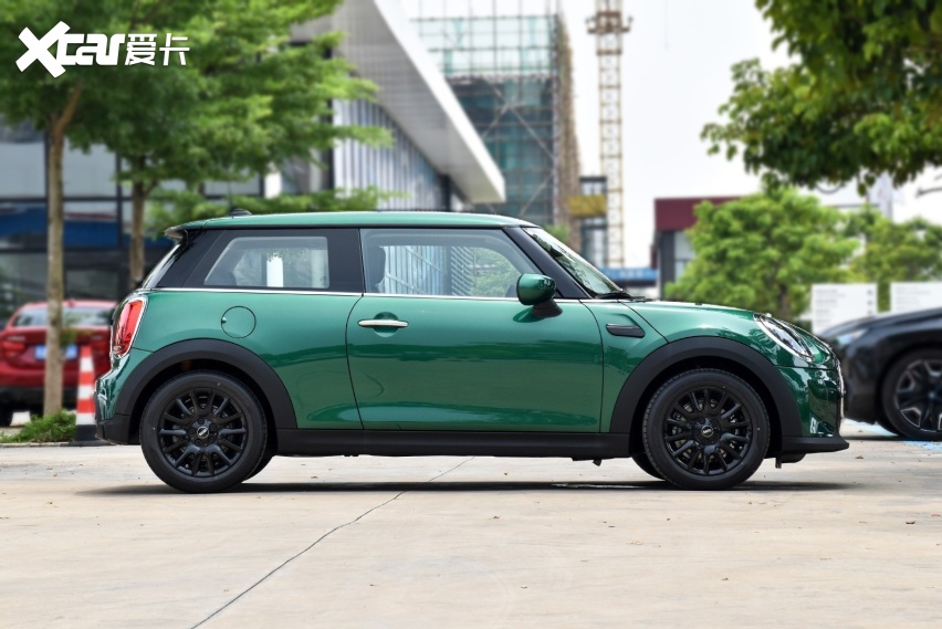 十几万的宝马mini真香!双门四座外观精致,油耗5.9l看啥五菱min