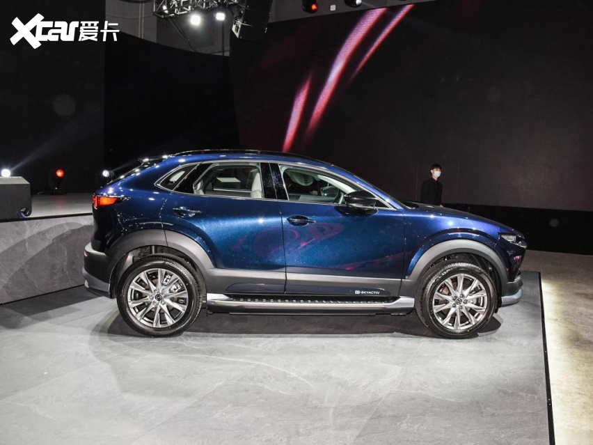 内增高排行_张曼玉穿“大红”连衣裙真耀眼,搭配内增高休闲鞋,随性却很气质