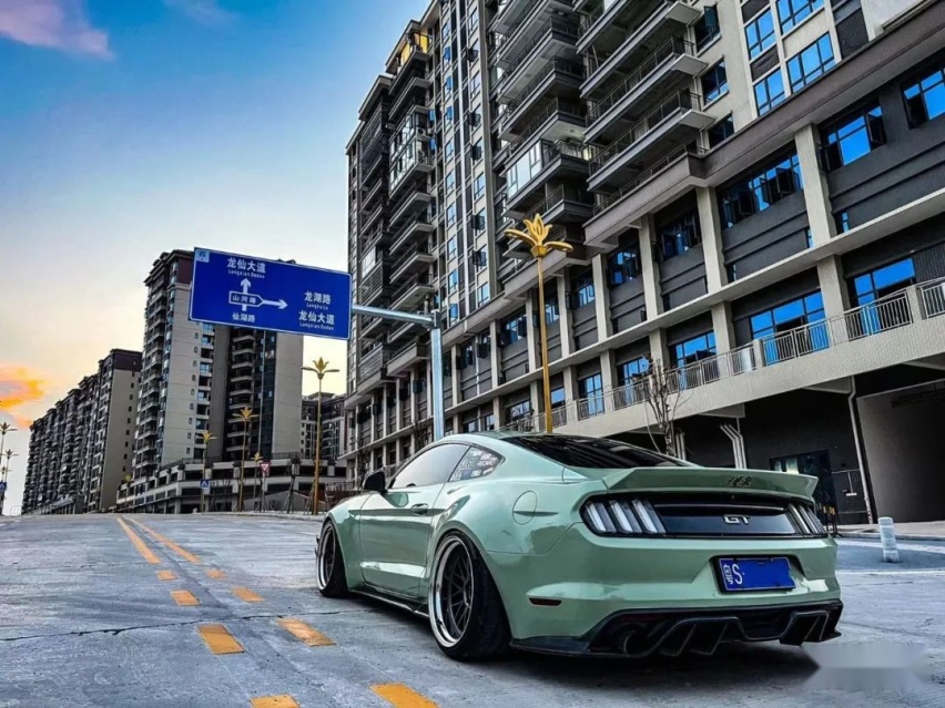 宽体姿态风的福特Mustang，倾角太大一天脱了4次胎？