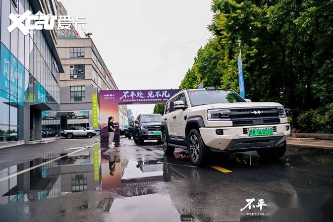 方程豹首搭首发比亚迪云辇-P Ultra，豹8豹5闪充版实现三轮行驶
