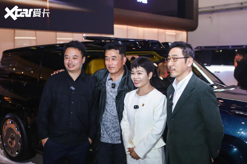 北京车展顶流实锤！比亚迪E3馆炸场，明星老外齐打卡