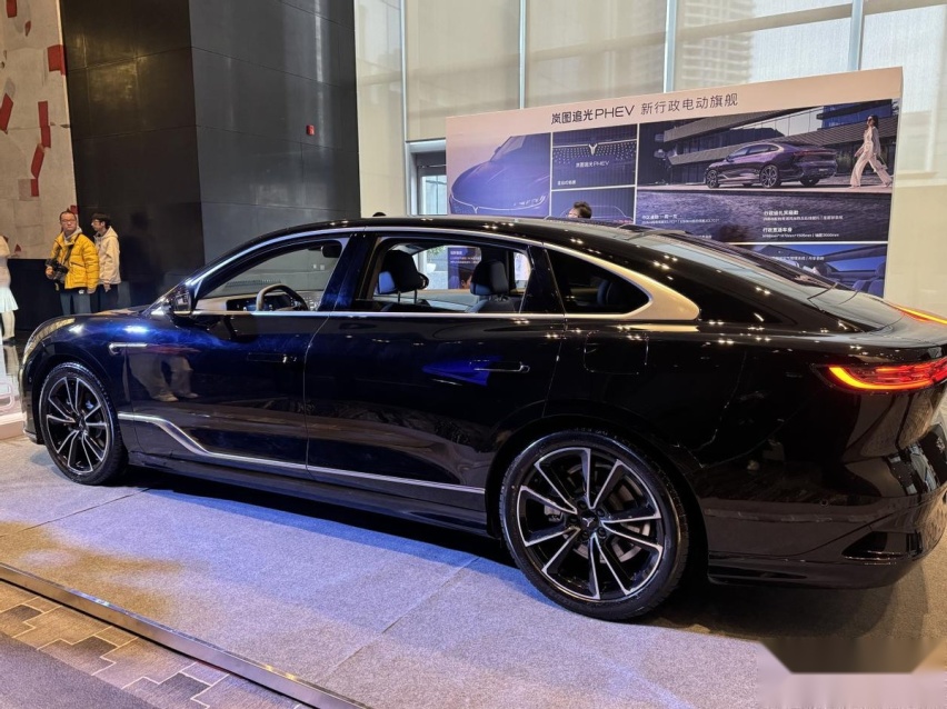 解读岚图追光PHEV：纯电续航262千米，内饰豪华空间大，宜商宜家