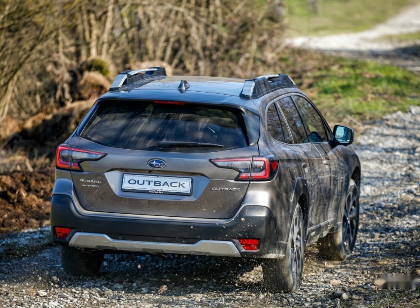 31.28万买进口中型SUV,搭水平对置发动机,标配全时四驱