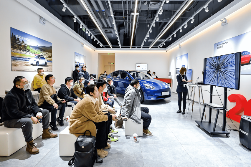 特斯拉“地表最强SUV”Model X Plaid亮相北京来福士