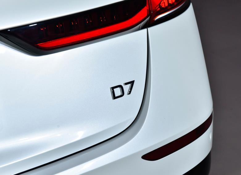馈电油耗百公里4.3L，荣威D7插混版叫“DMH”，纯电续航125km