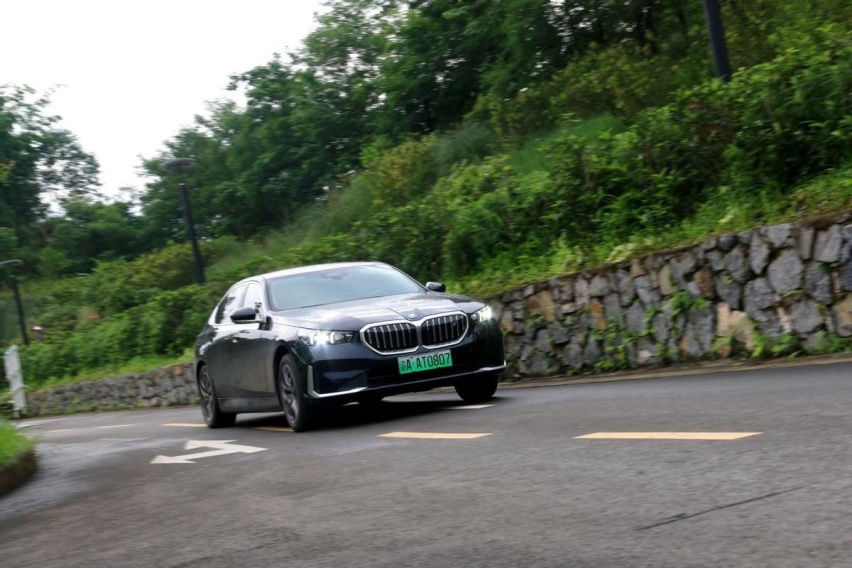 试驾BMW i5：豪华舒享进阶 驾控乐趣依旧