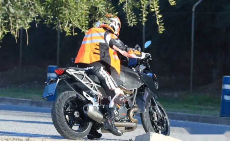 KTM 1290 Super Duke GT 2021款曝光