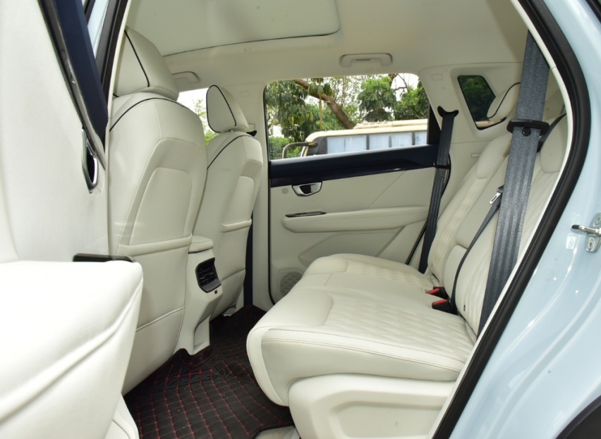 10万级的混动SUV，车长4594mm，市区油耗4.6L，可弹射起步